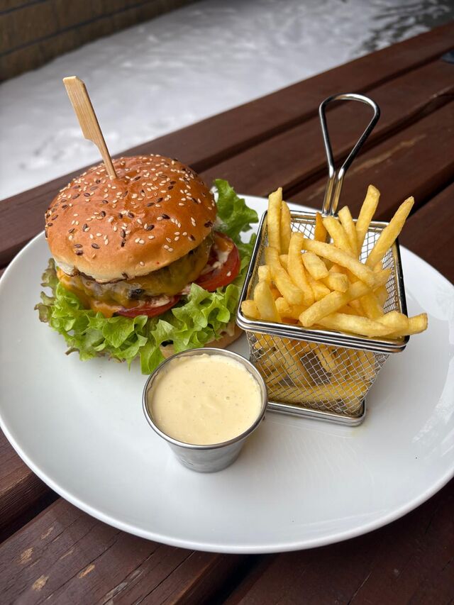 Hovězí burger s hranolky