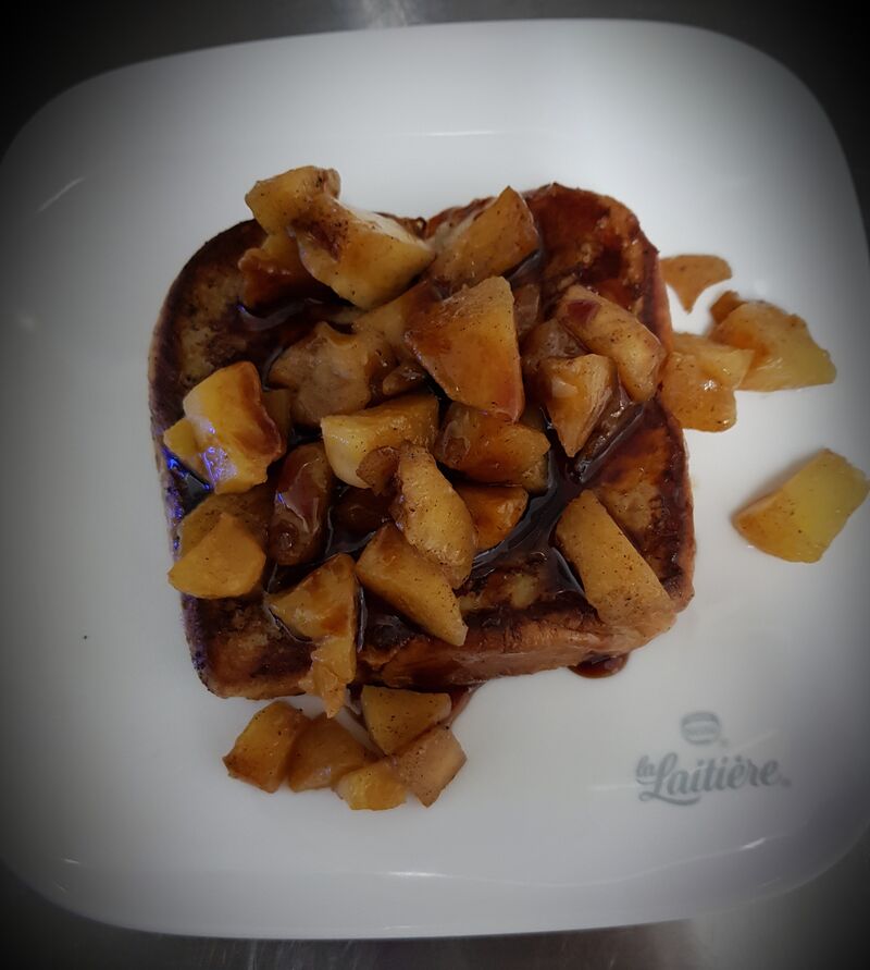 Pain perdu et ses pommes caramélisées