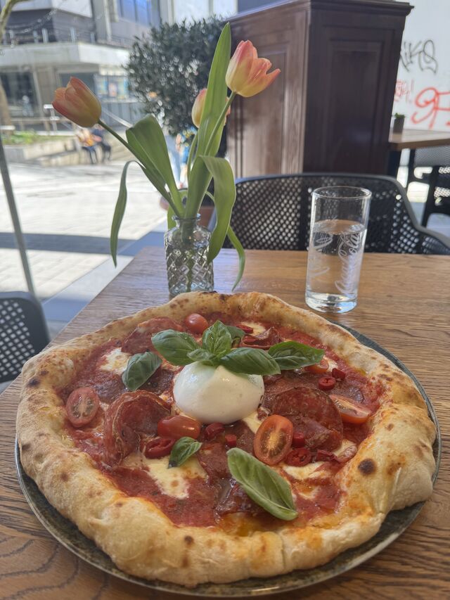 Pizza Salami mit Chilli und Burrata