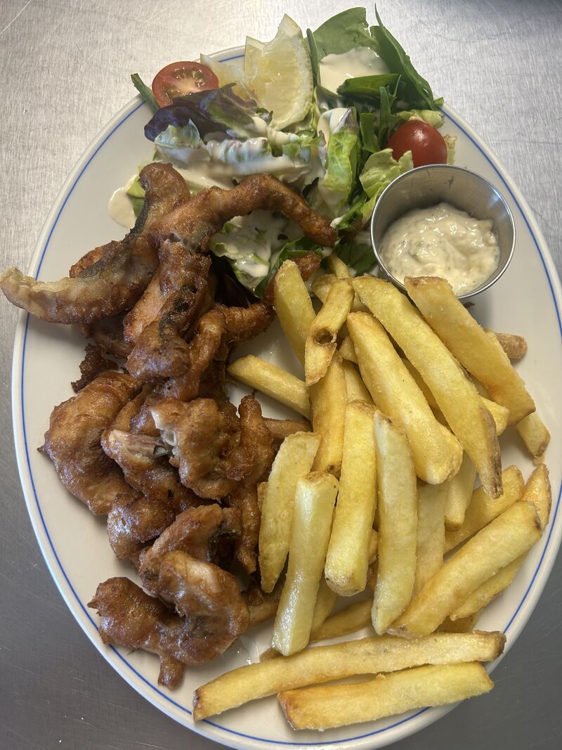 Friture de carpe,frites, salades