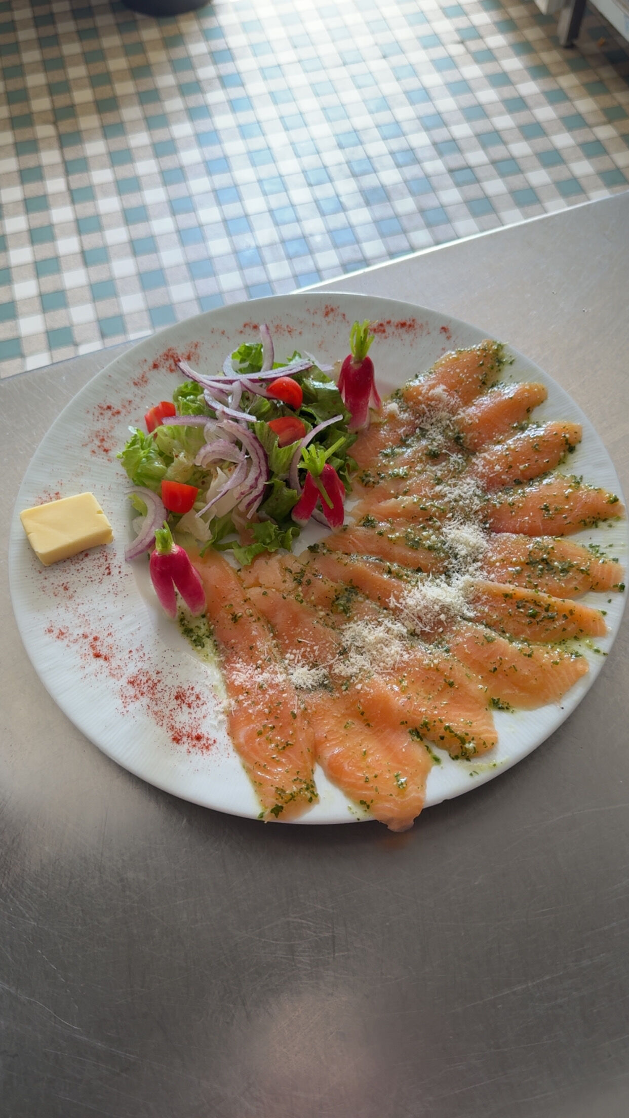 Carpaccio de saumon mariné au pesto parmesan