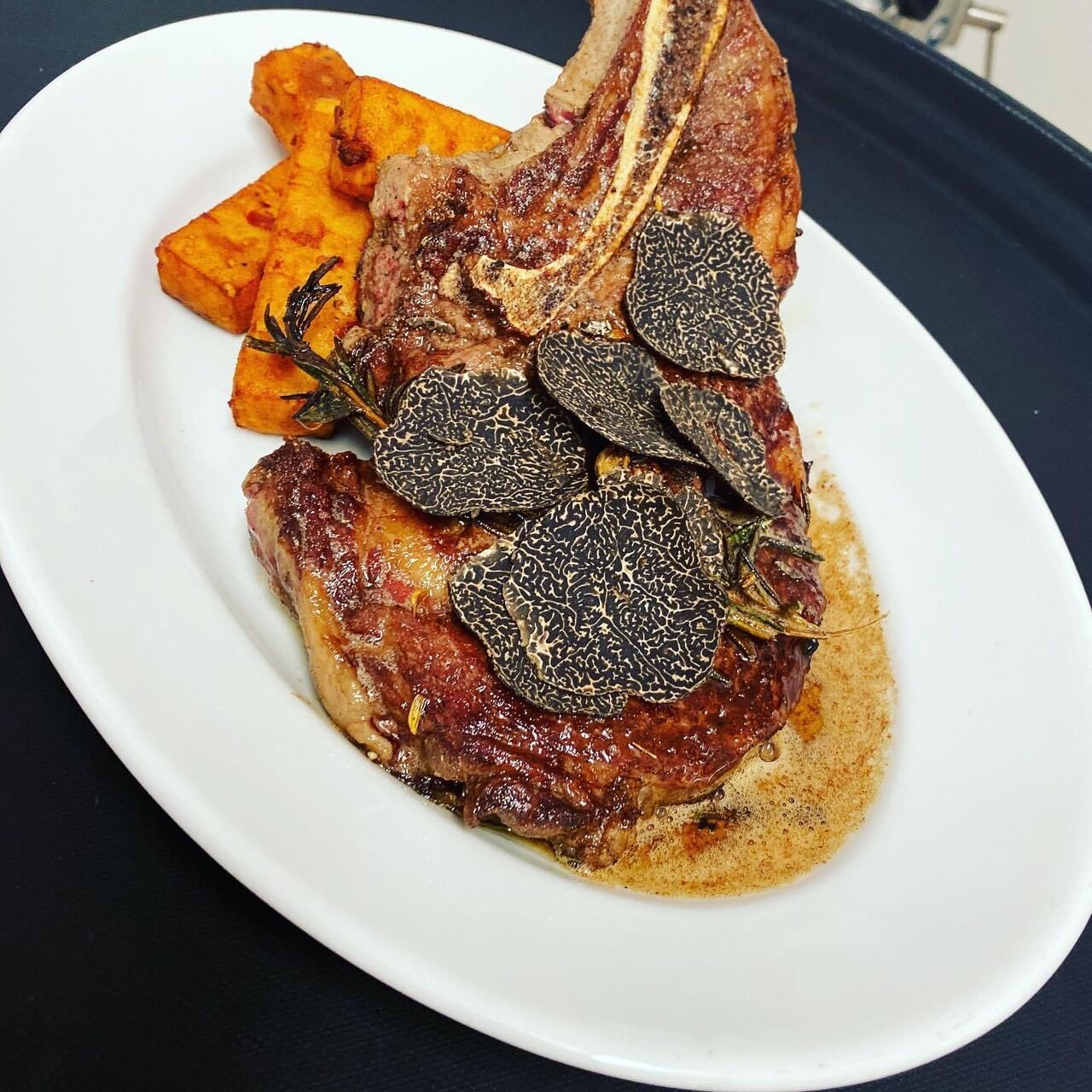 Côte de Bœuf Rôtie, Truffes Noires Melanosporum, Frites de Polenta