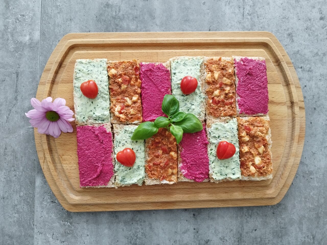 Brot mit Aufstrich....Bärlauch, pflanzlicher, rote Beete mit Meerrettich