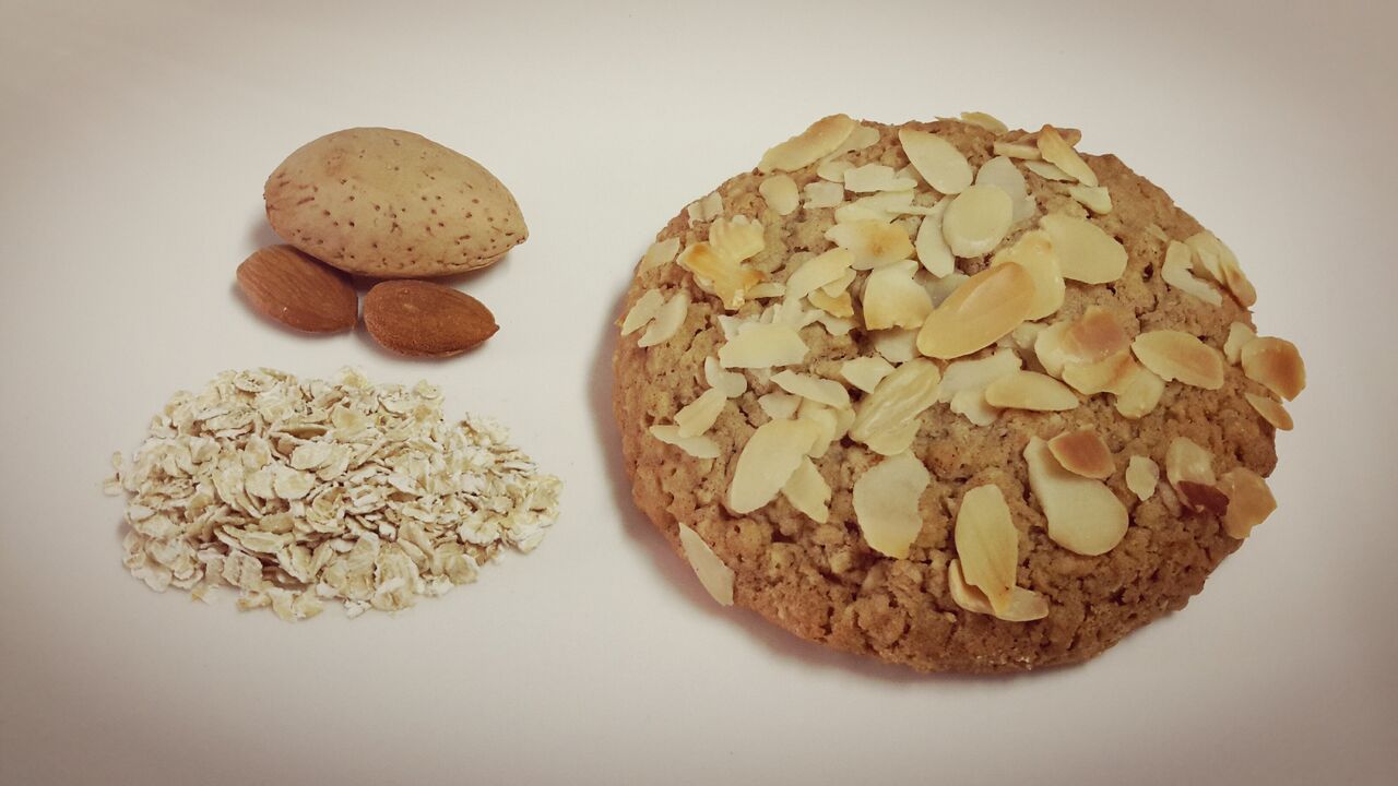 Deliciosa cookie de aveia, canela e pedaços de amêndoa. Quantidades mínimas de encomenda: caixa de 6