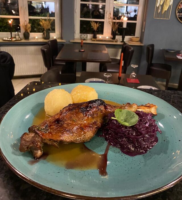 Gänsekeule mit Rotkohl und Klößen 