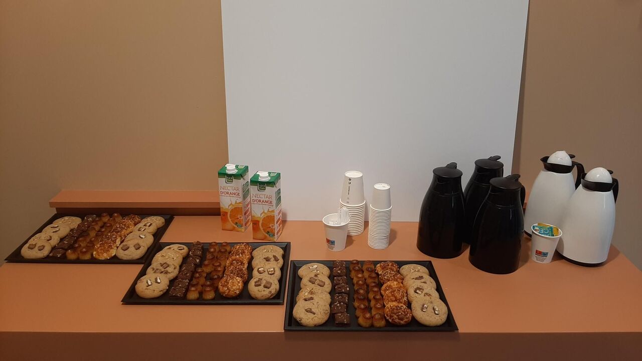 Cannelés, Brownie aux noix de pécan, chouquettes, cookies (crunch, chocolat praliné, mars, kinder country et snickers)