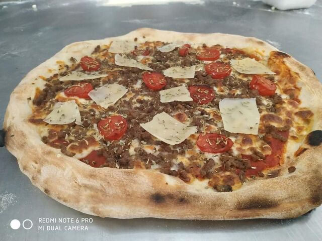 Bolognaise 13€base tomate / mozzarella / viande hachée / copeaux de parmesan / tomates cerises / origan 