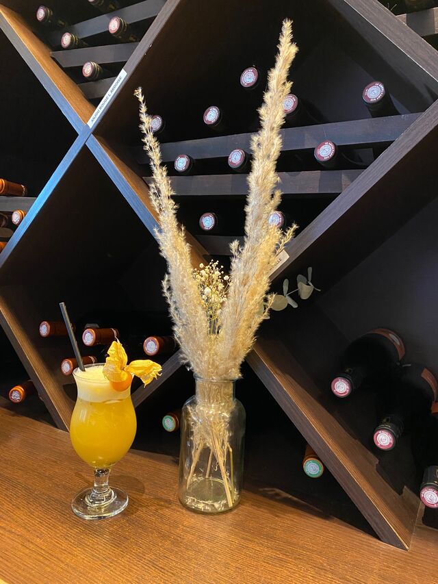 COCKTAILS & MOCKTAILS