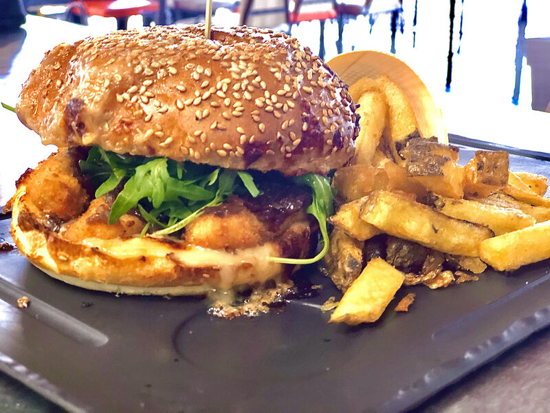 Le burger au cheddar/poulet pané