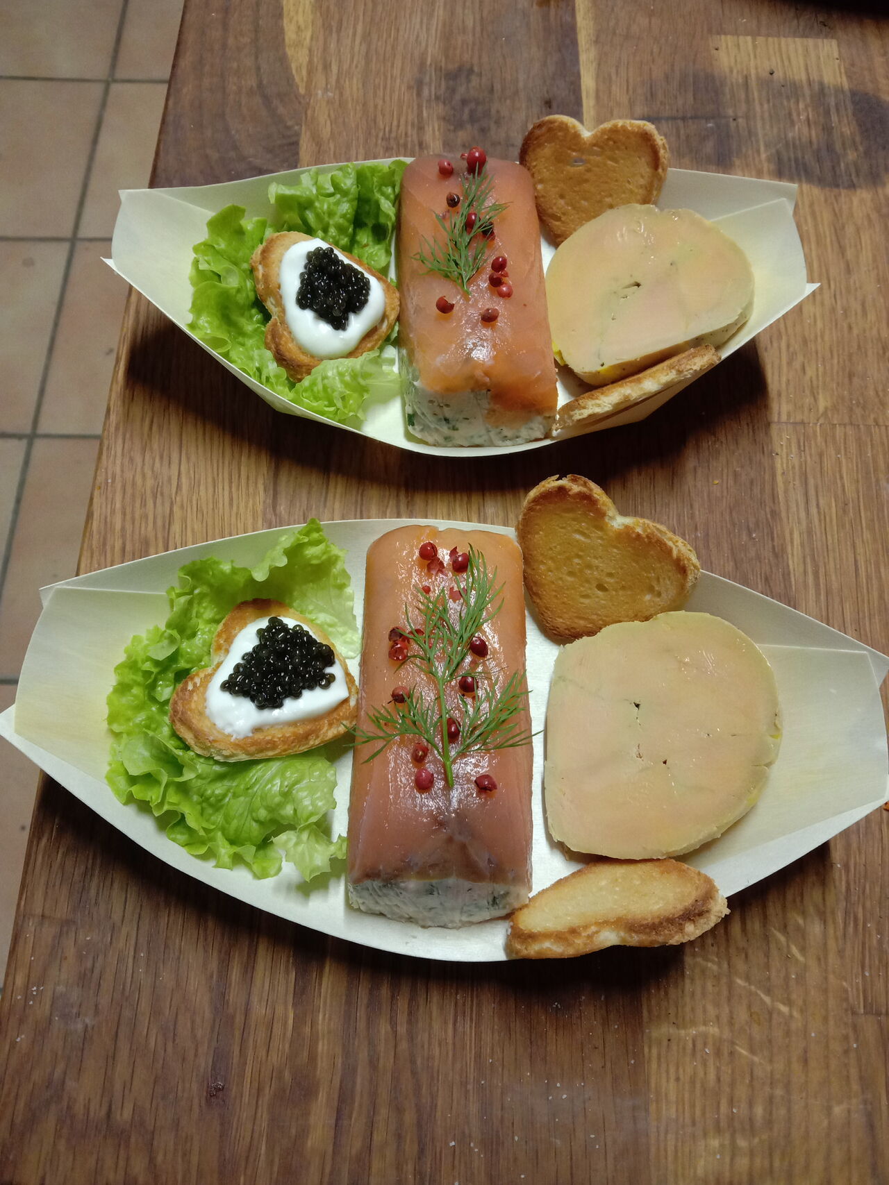 toast de caviar,toast de foie gras ,terrine aux 2 saumons