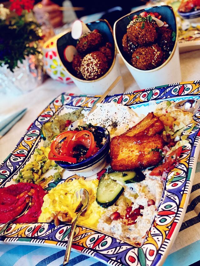 Gegrillter Halloumikäse mit hausgemachten Dips und selbstgemachten Kichererbsenbällchen auf gemischtem Salat