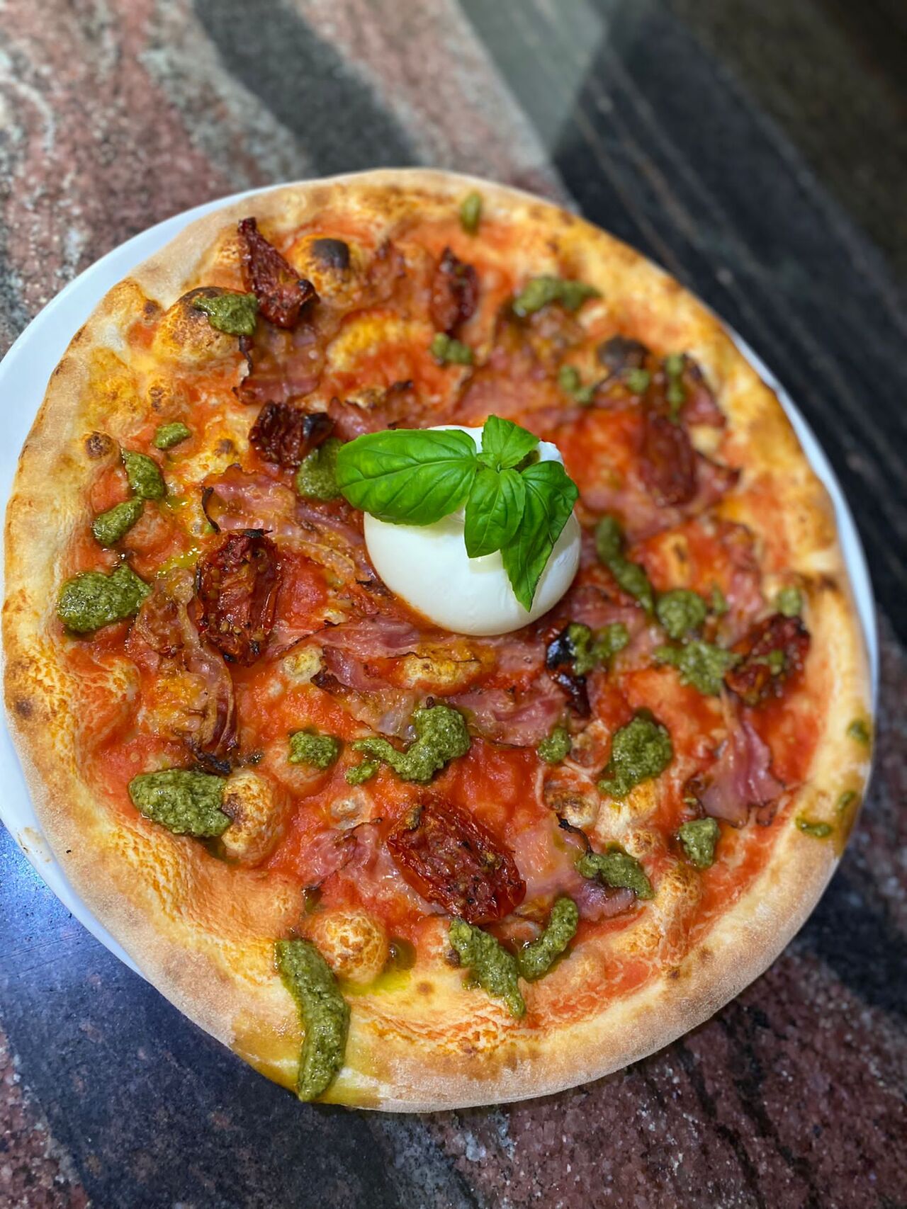NOVITÀ!
Pizza pomodoro, pancetta, pomodori secchi, pesto, burrata e basilico.