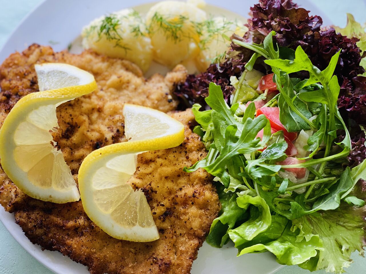 Schweineschnitzel mit Kartoffeln und Salat 