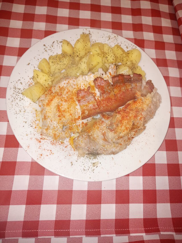 Cigánypecsenye főtt burgonyával