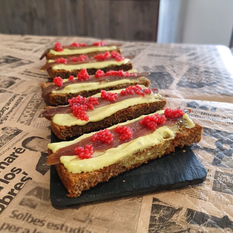 Tosta integral con aguacate y anchoa