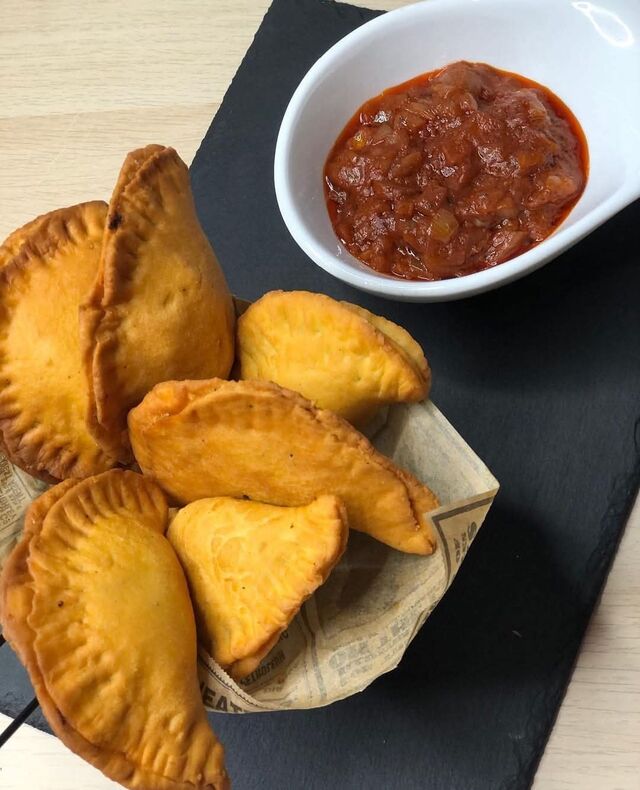 Pastels Beignets farcis au thon et servis avec notre sauce rouge aux oignons.