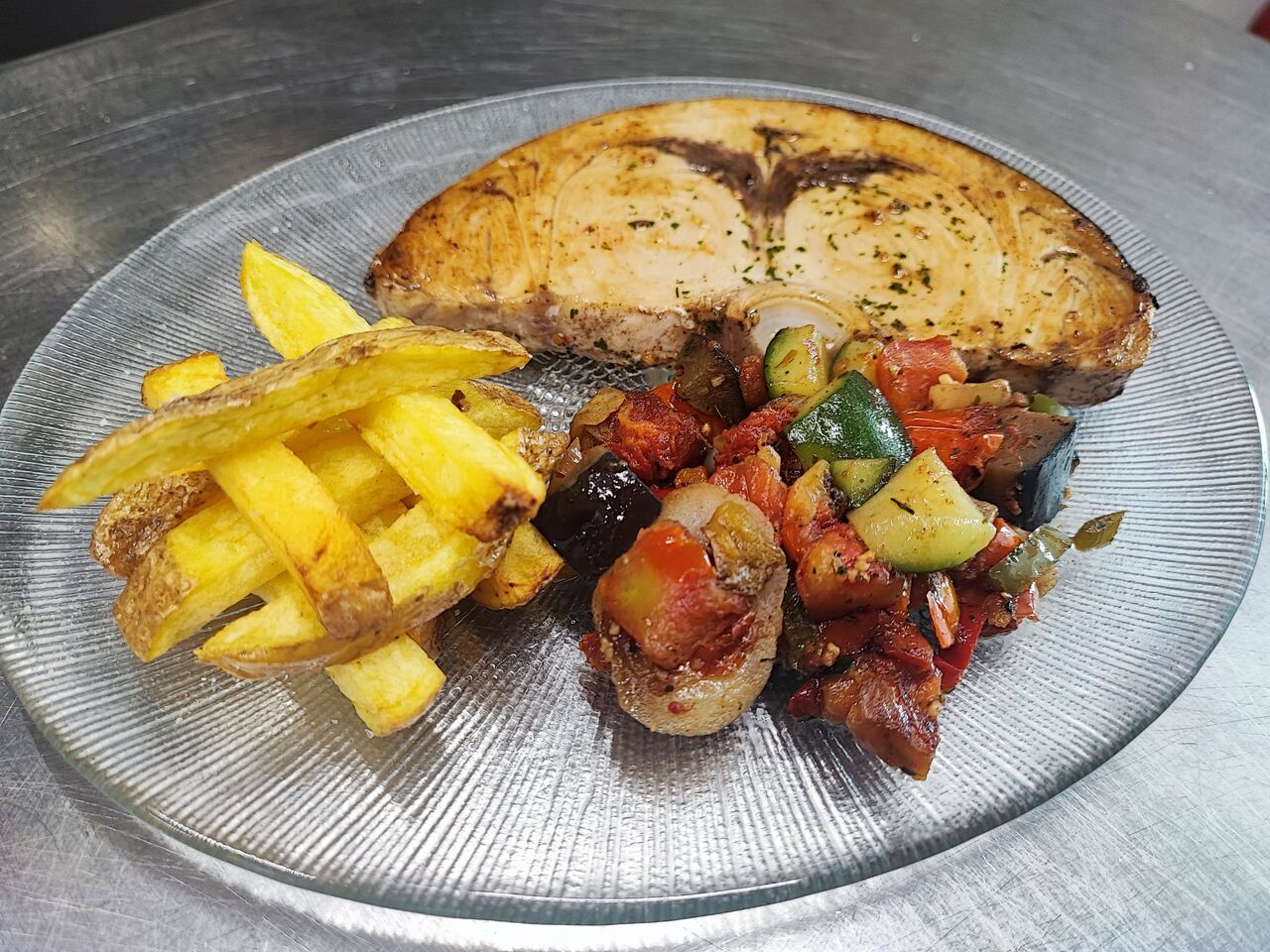 Pez espada con verduras a la plancha y patatas 