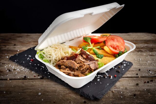 Naše vynikajúce Trhané mäsko v boxe... Pomaly pečená bravčová krkovička podávaná s BBQ omáčkou a steakovými hranolmi 