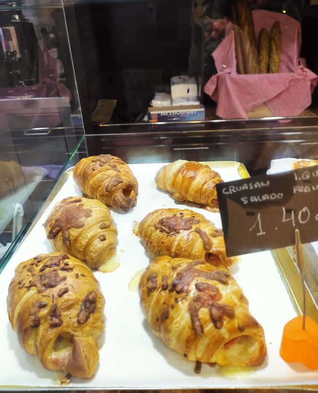Croissant de Frankfurt y jamón y queso