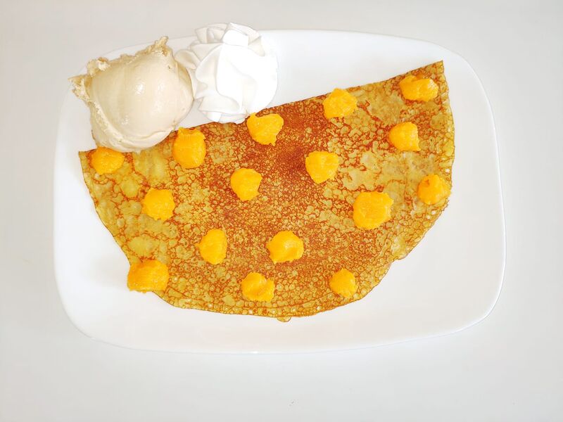 Crepe com ovos moles e uma bola de gelado 