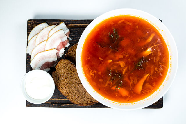 Борщ зі сметаною.