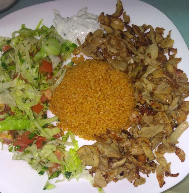 Assiette salade 🥗/ boulgour/
kebab 