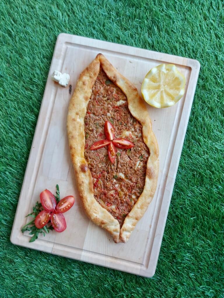 Pidé Kiymali : Viande haché, poivron vert, sauce tomate. (Une boisson offert) 12€ 