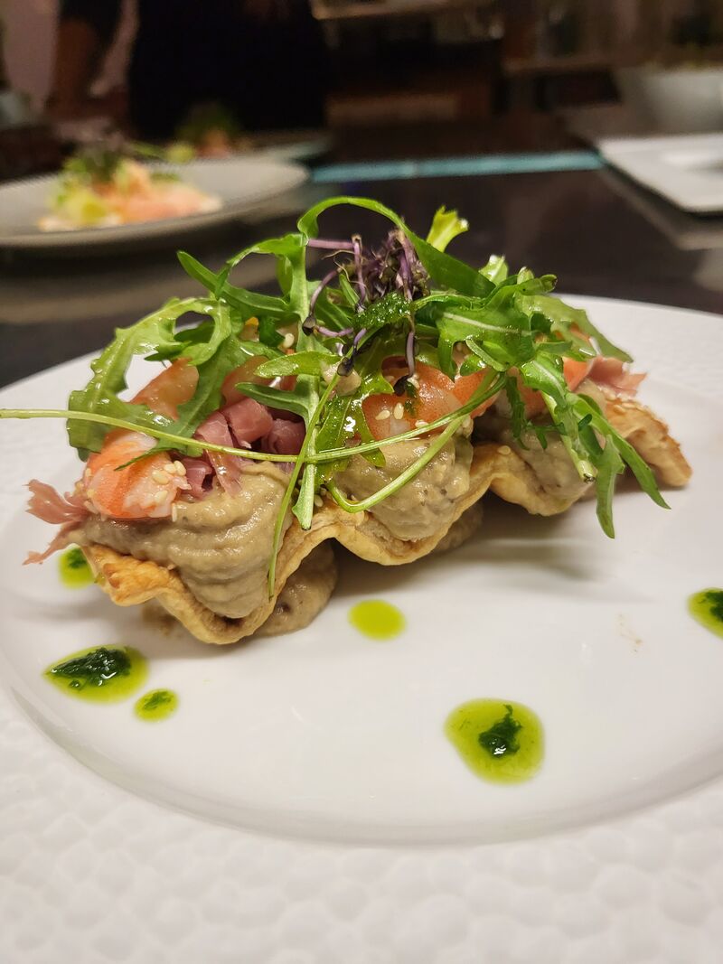 La tarte fine revisitée, caviar d'aubergine, crevettes et jambon de pays