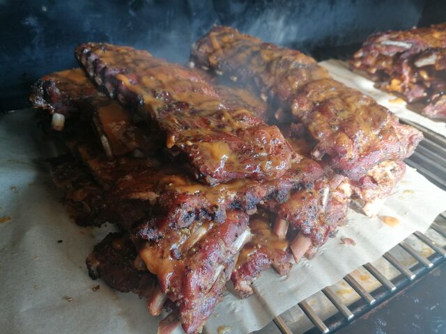 Spare Ribs, fertig gegart und mariniert, bereit zum Verzehr!