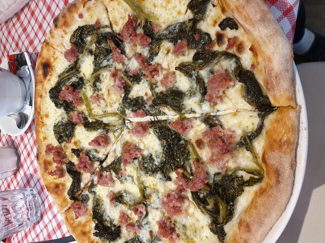 Pizza con salsiccia al finocchietto e friarielli 