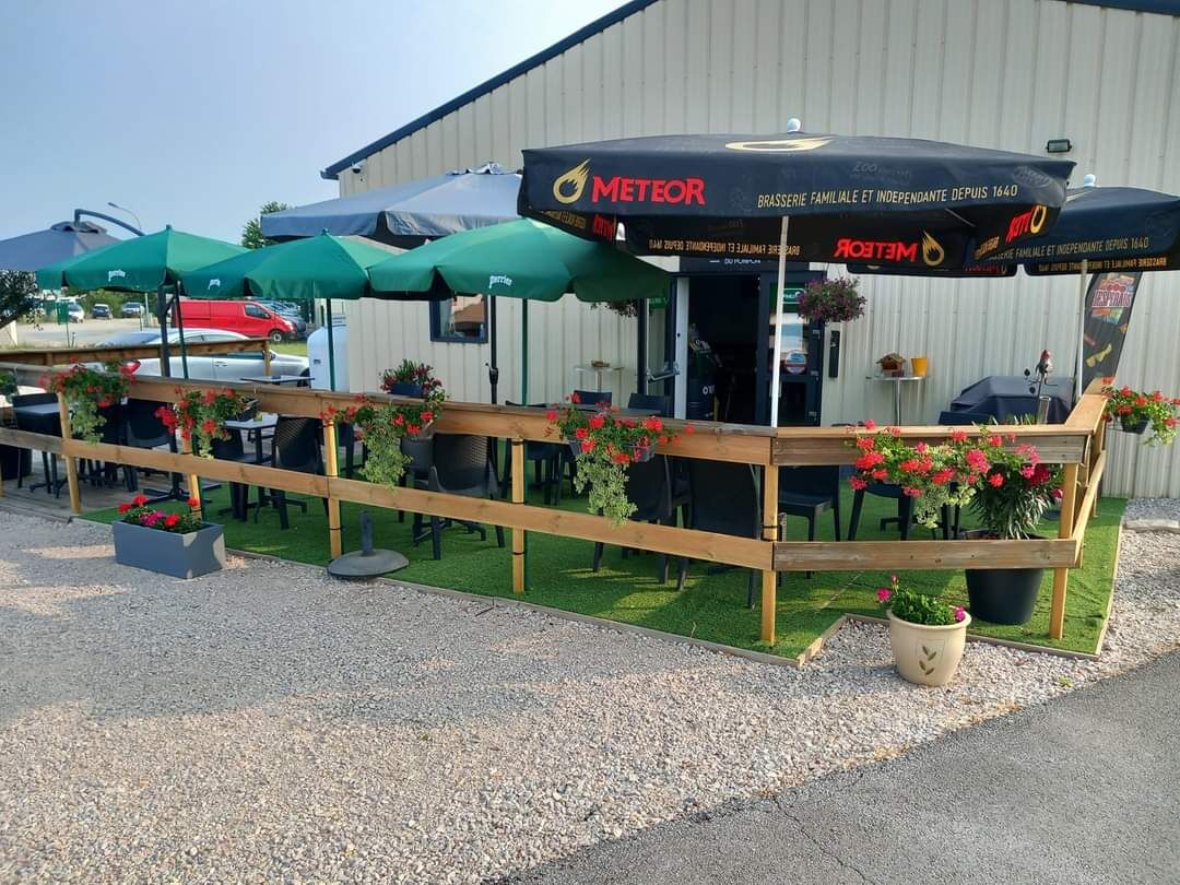 Terrasse ombragée ou il fait bon ce retrouver et prendre un rafraîchissement