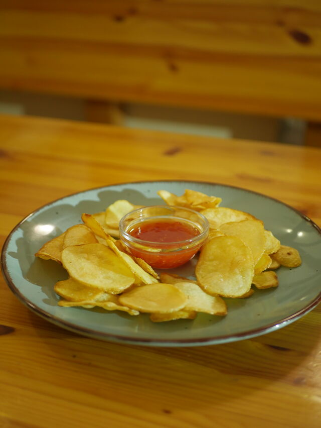 Smažené bramborové chipsy s chilli omáčkou