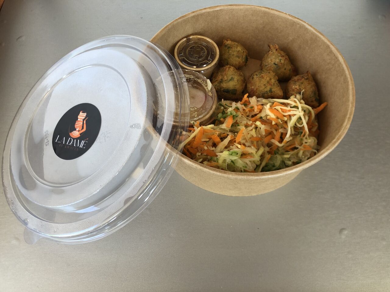 Accras de morues, crudités créoles accompagnées de ses sauces