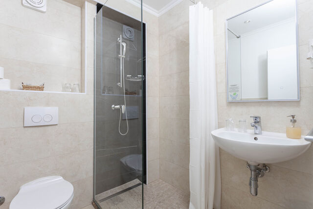 Superior Fam. Quatruple Room Bathroom 