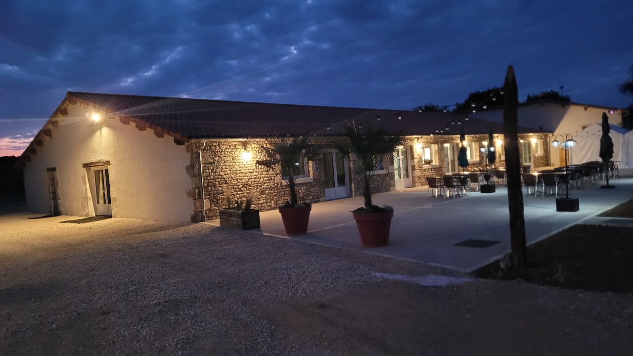 Terrasse côté grand parking