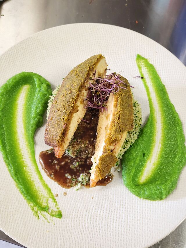 Le meilleur de la volaille, panée au chorizo / ciboulette, fine semoule aux brocolis