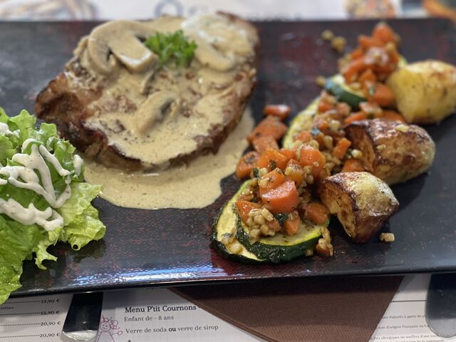 Rôti de porc échine courgette farcis aux légumes et pommes de terre 