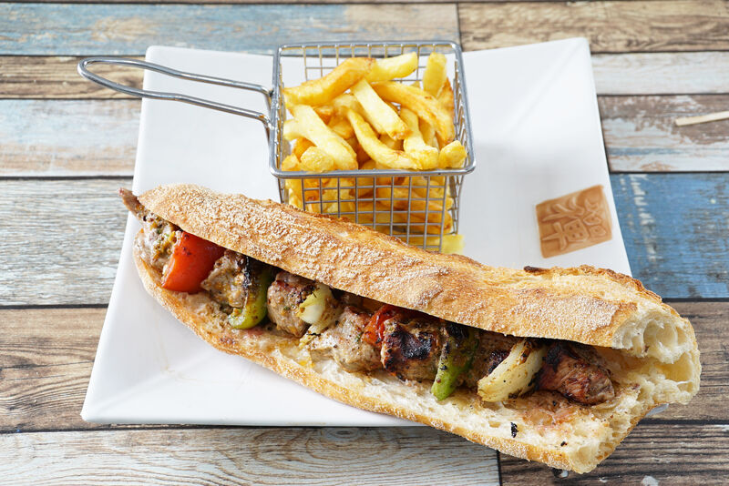 Brochette de veau marinée
Cuite à la braise
Frites fraîches
