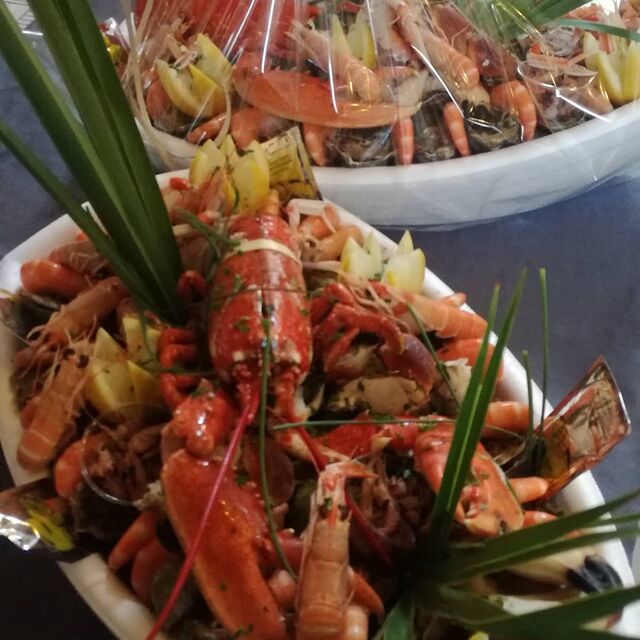Plateau de fruits de mer à emporter avec un beau homard bleu...