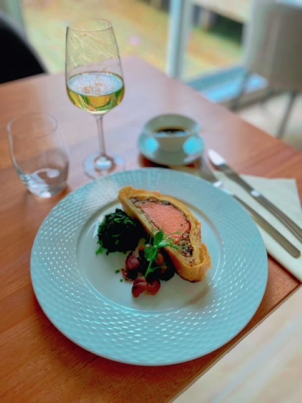 Butternut à la Wellington, sauce madère végétale, marrons et pousses d'épinardss