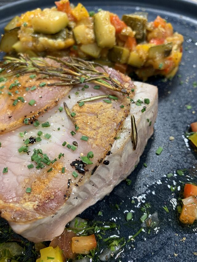Le Steak de Thon Lonzu Romarin à la Plancha Sauce Vierge, et sa Ratatouille
