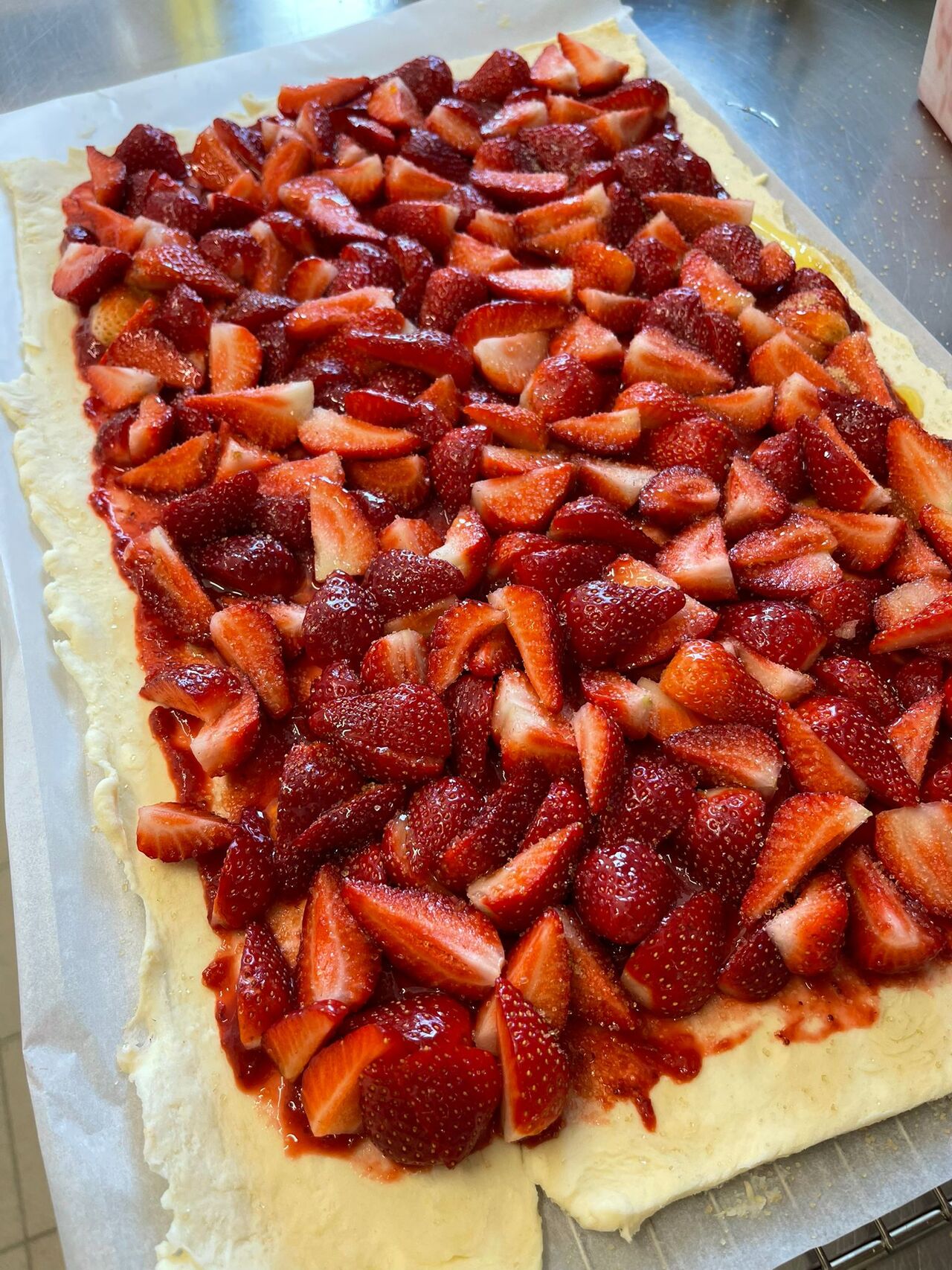 Fraises au poivre en cours de préparation