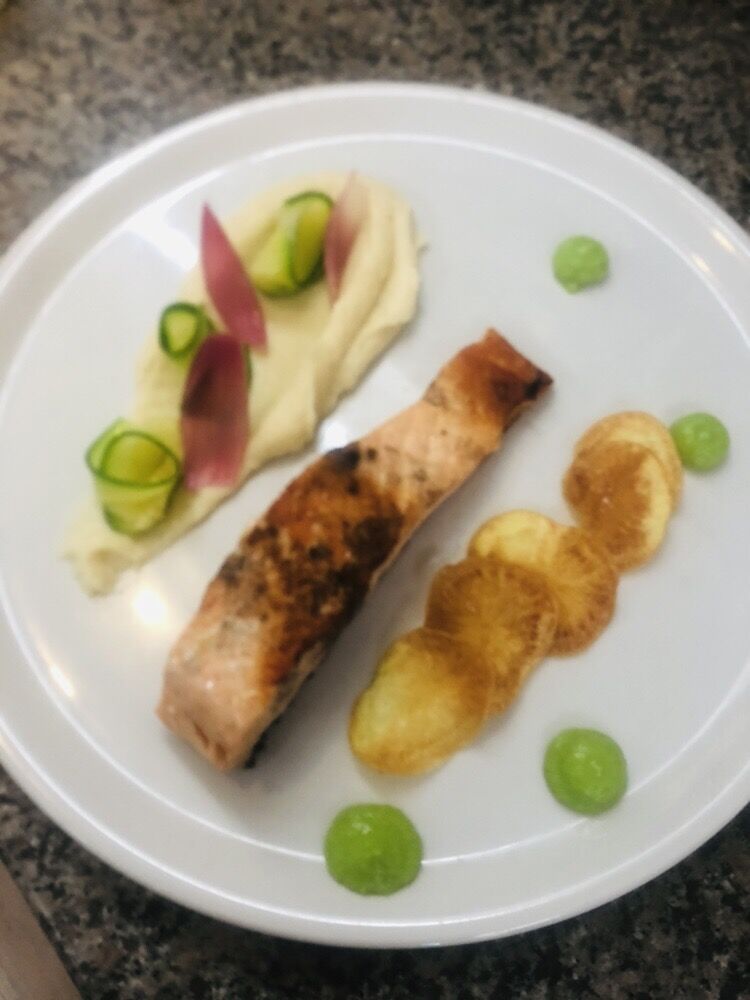 Escalope de saumon, purée de céleri, mousseline de petits pois au lard, chips de pommes de terre, pickle d’oignons rouges,