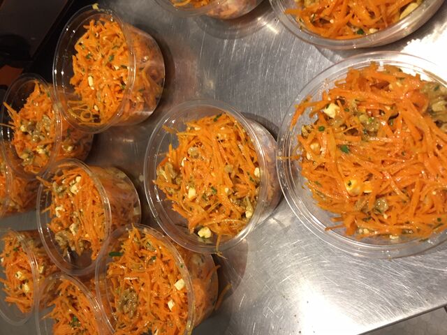 Petites salades.
Carottes râpées , zeste d ' orange , noix et dés de feta
3.30 € 