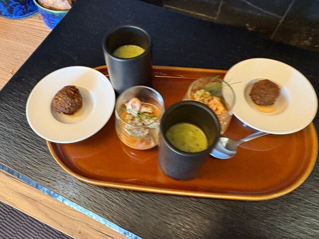 Cocktail floral Gaspacho concombre coco curry, falafel tahini, crème avocat cocktail