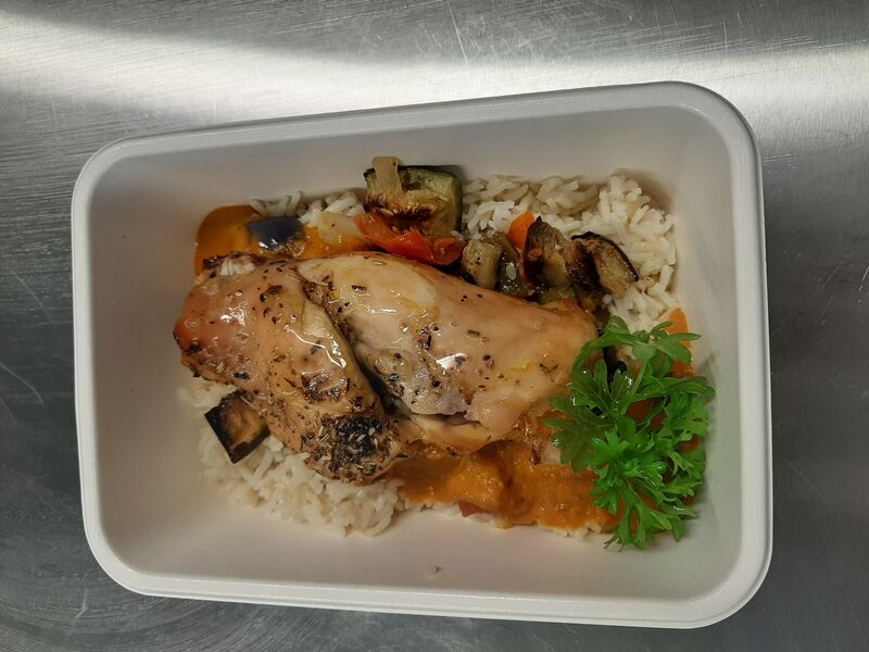 Lapin sauce poivron rouge, riz et légumes 