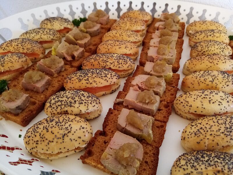 buffet dinatoire: toast de pain d'épice au foie gras et confit d'oignons, petit pain au pavo à la crème de saumon et saumon fumé
