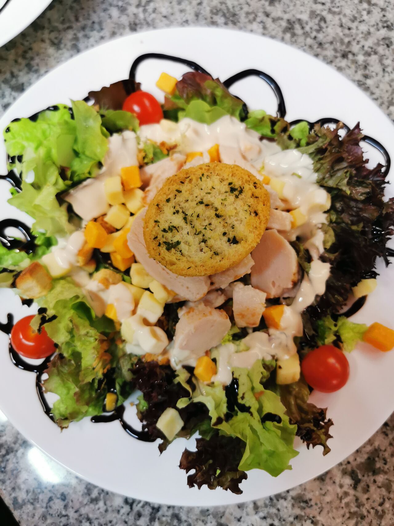 Salade César (salade verte, poulet, fromage, tomate, sauce césar)