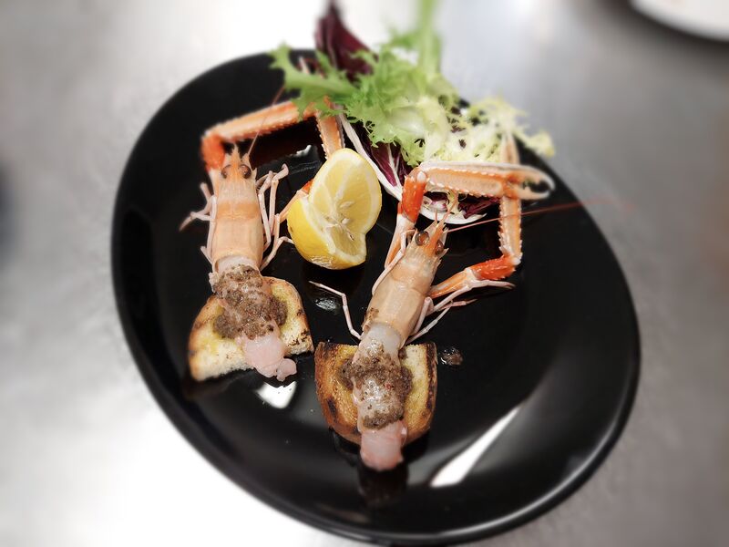 Sirovi škampi sa pateom od crnih maslina