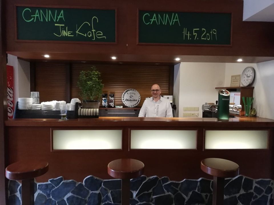Náš barman Bárt za barem během CANNA přednášky. 